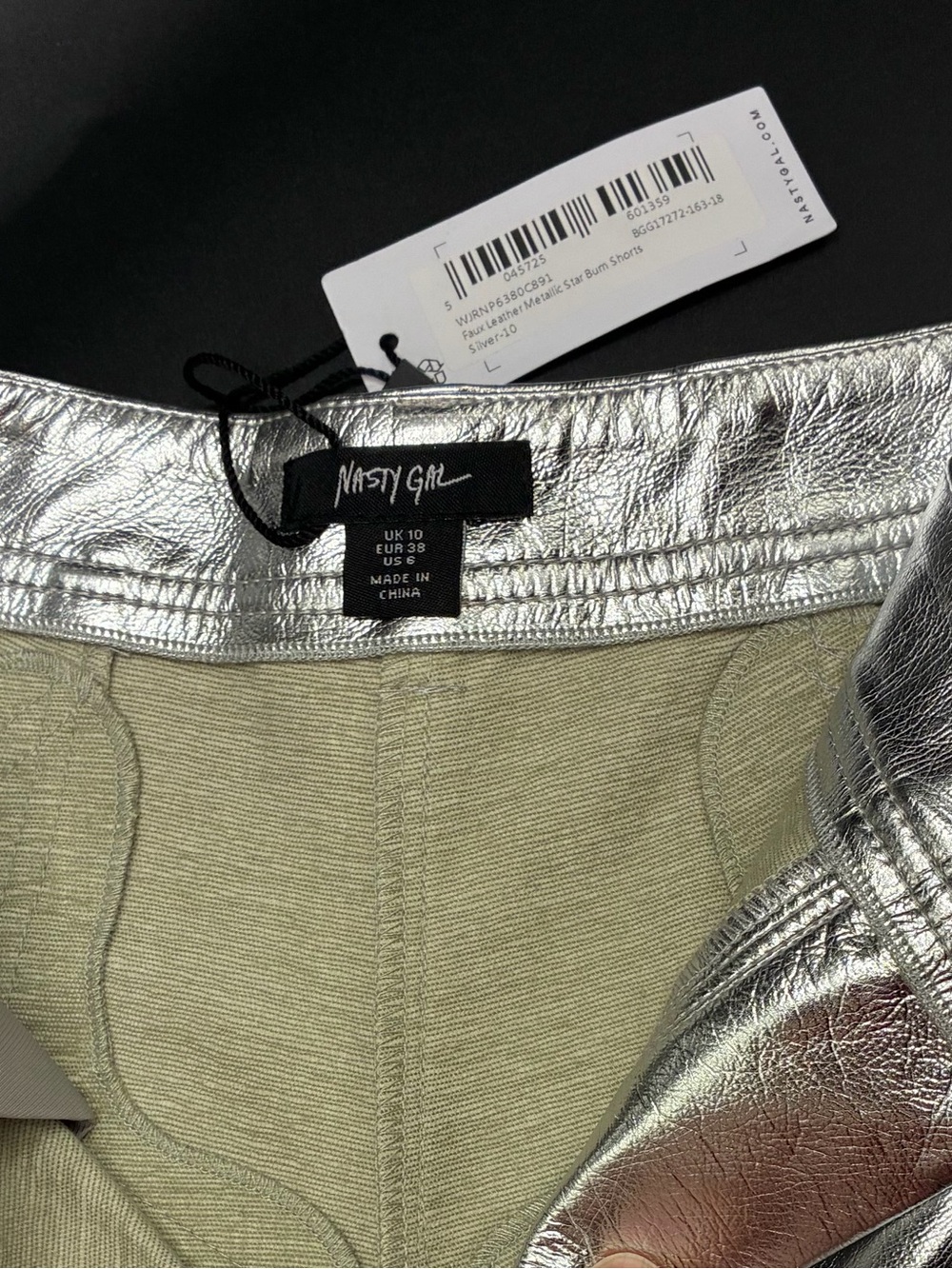 Nasty Gal Silver Metallic Star Appliqué High-Waist Booty Shorts Size US 6 UK 10 - Picture 6 of 6